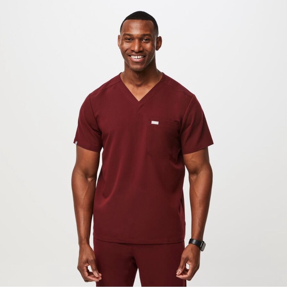FIGS men’s Leon 3 pocket scrub top